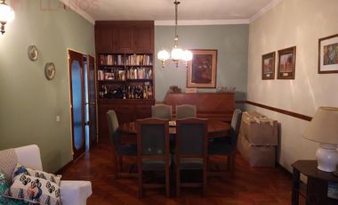 Casa en venta, seis ambientes en Lujan Centro.