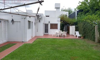 Casa en venta, seis ambientes en Lujan Centro.