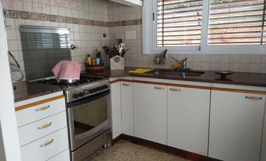 Casa en venta, seis ambientes en Lujan Centro.