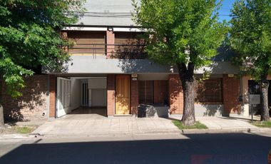 Casa en venta, seis ambientes en Lujan Centro.