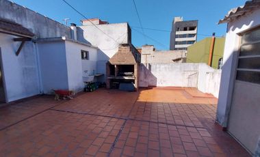 PH 3 ambientes al frente con patio y quincho!