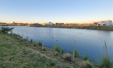 Espectacular casa con vista a la laguna en Pilará | VCO Propiedades