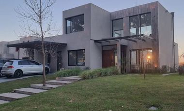 Espectacular casa con vista a la laguna en Pilará | VCO Propiedades