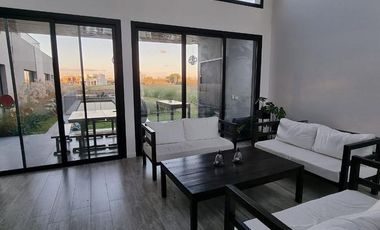 Espectacular casa con vista a la laguna en Pilará | VCO Propiedades