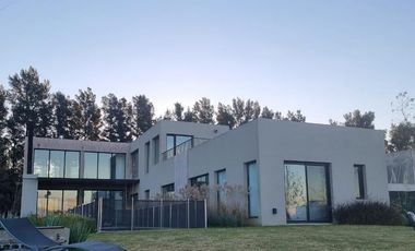 Espectacular casa con vista a la laguna en Pilará | VCO Propiedades