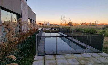 Espectacular casa con vista a la laguna en Pilará | VCO Propiedades