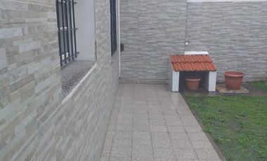 Casa tres ambientes con patio y quincho a la venta en Wilde