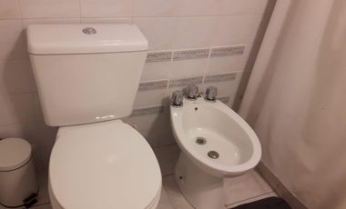 Casa tres ambientes con patio y quincho a la venta en Wilde