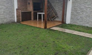 Casa tres ambientes con patio y quincho a la venta en Wilde