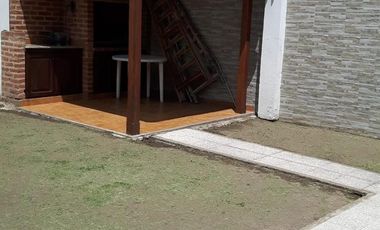 Casa tres ambientes con patio y quincho a la venta en Wilde