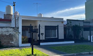 Casa tres ambientes con patio y quincho a la venta en Wilde
