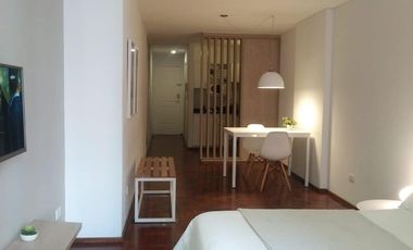 Amplio estudio con balcón en Nva Cba y próx Guemes