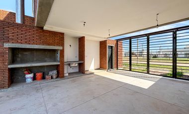 Casa de 2 dormitorios con jardín y parrilla de oportunidad