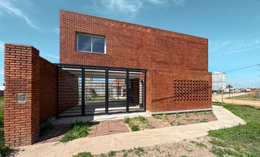 Casa de 2 dormitorios con jardín y parrilla de oportunidad