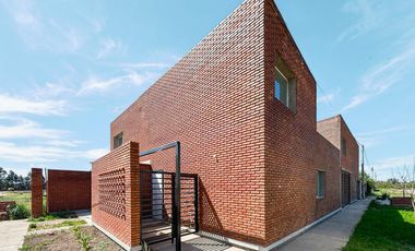 Casa de 2 dormitorios con jardín y parrilla de oportunidad
