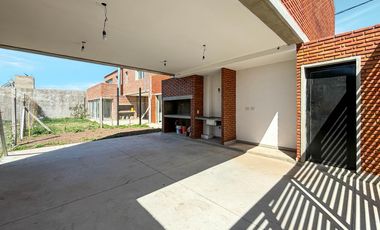 Casa de 2 dormitorios con jardín y parrilla de oportunidad