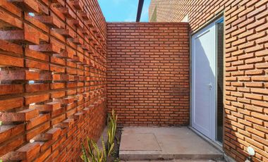 Casa de 2 dormitorios con jardín y parrilla de oportunidad
