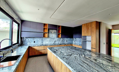 Magnífica Casa a estrenar en Bosques de las Lomas en calle  cerrada