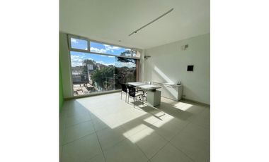 EXCELENTE LOCAL COMERCIAL CON COCHERA EN EL PASEO EL AGORA