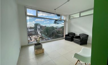 EXCELENTE LOCAL COMERCIAL CON COCHERA EN EL PASEO EL AGORA