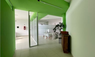 EXCELENTE LOCAL COMERCIAL CON COCHERA EN EL PASEO EL AGORA