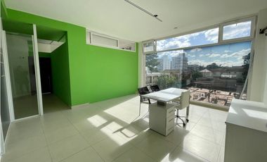 EXCELENTE LOCAL COMERCIAL CON COCHERA EN EL PASEO EL AGORA