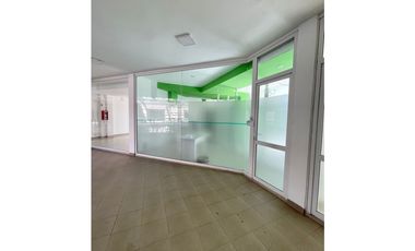 EXCELENTE LOCAL COMERCIAL CON COCHERA EN EL PASEO EL AGORA