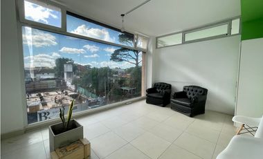 EXCELENTE LOCAL COMERCIAL CON COCHERA EN EL PASEO EL AGORA