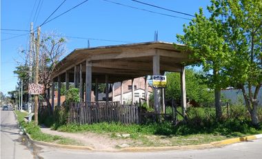 Lote con mejoras Calle Padre Mario Pantaleo esq Pto. Argentino