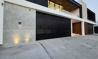 Casa en VENTA de LUJO CON ALBERCA Fraccionamiento PLAYAS DEL CONCHAL