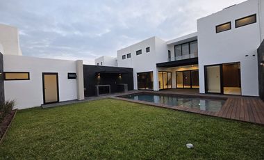 Casa en VENTA de LUJO CON ALBERCA Fraccionamiento PLAYAS DEL CONCHAL