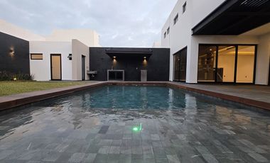 Casa en VENTA de LUJO CON ALBERCA Fraccionamiento PLAYAS DEL CONCHAL