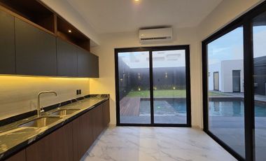 Casa en VENTA de LUJO CON ALBERCA Fraccionamiento PLAYAS DEL CONCHAL