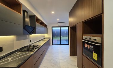 Casa en VENTA de LUJO CON ALBERCA Fraccionamiento PLAYAS DEL CONCHAL