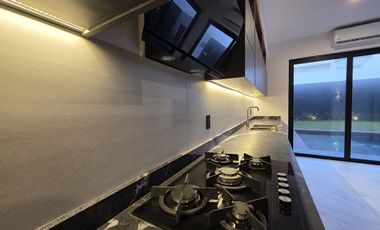 Casa en VENTA de LUJO CON ALBERCA Fraccionamiento PLAYAS DEL CONCHAL