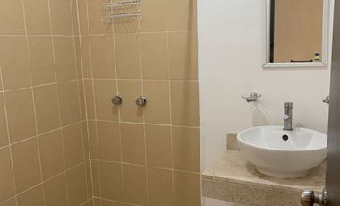casa de 2 recámaras y 3 baños en renta en playa del carmen en real amalfi con seguridad 24hrs y casa club con gimnasio