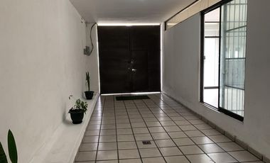 Local en  Renta en Av. Las Torres esq Heriberto Enriquez