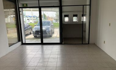 Local en  Renta en Av. Las Torres esq Heriberto Enriquez