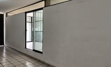 Local en  Renta en Av. Las Torres esq Heriberto Enriquez