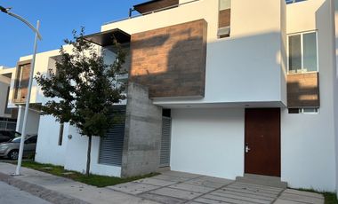 CASA EN VENTA AL NORTE EN 422