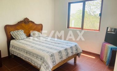 CASA Y 3 DEPARTAMENTOS EN PROPIEDAD DE 1,216 M2 EN GUANAJUATO