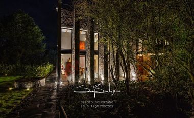 Spectacular house in Valle de Bravo, nest in a lakefront, forest lot sorrounded by natural springs.