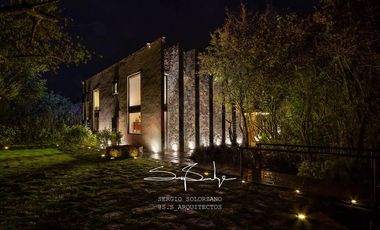 Spectacular house in Valle de Bravo, nest in a lakefront, forest lot sorrounded by natural springs.