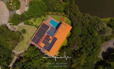 Spectacular house in Valle de Bravo, nest in a lakefront, forest lot sorrounded by natural springs.