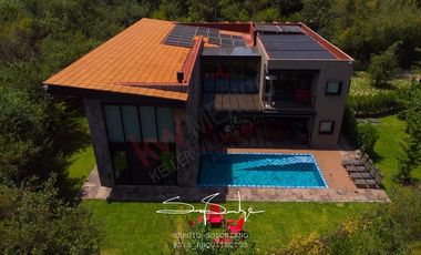 Spectacular house in Valle de Bravo, nest in a lakefront, forest lot sorrounded by natural springs.
