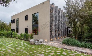 Spectacular house in Valle de Bravo, nest in a lakefront, forest lot sorrounded by natural springs.