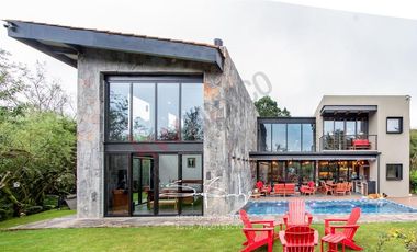 Spectacular house in Valle de Bravo, nest in a lakefront, forest lot sorrounded by natural springs.