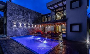 Spectacular house in Valle de Bravo, nest in a lakefront, forest lot sorrounded by natural springs.