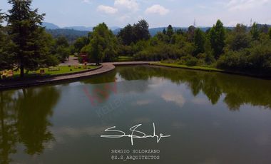 Spectacular house in Valle de Bravo, nest in a lakefront, forest lot sorrounded by natural springs.