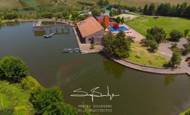 Spectacular house in Valle de Bravo, nest in a lakefront, forest lot sorrounded by natural springs.